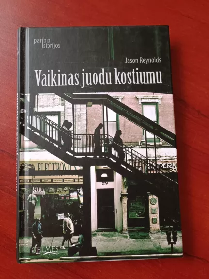 Vaikinas juodu kostiumu