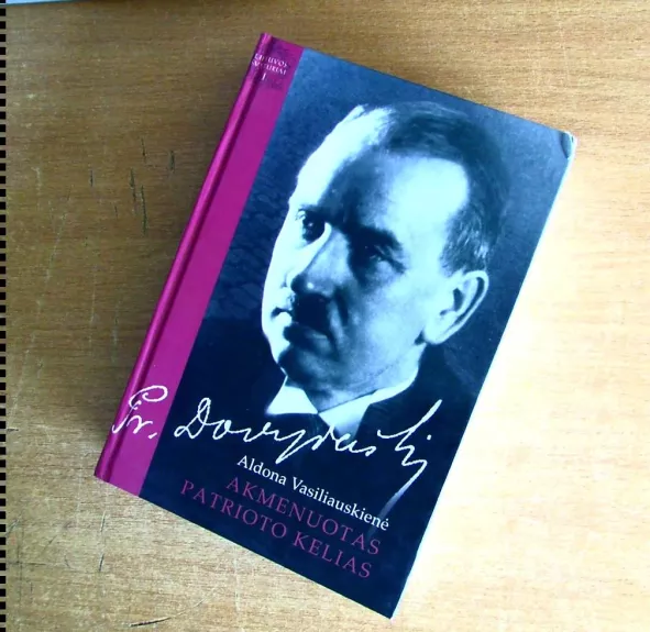 Akmenuotas patrioto kelias.