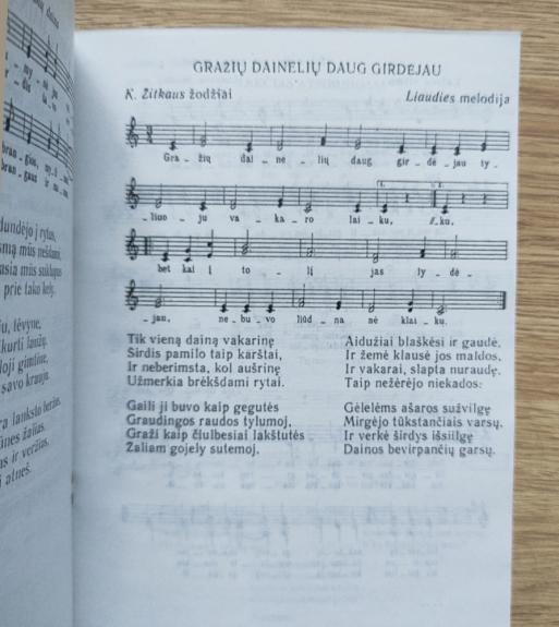 Tautos giesmės ir dainos