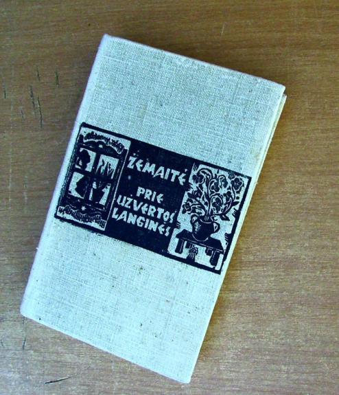 Prie užvertos langinės