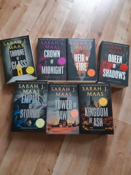 Throne of Glass knygų serija - Sarah J. Maas, knyga 1