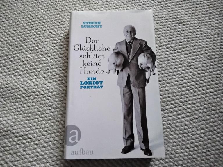 Der Glückliche schlägt keine Hunde