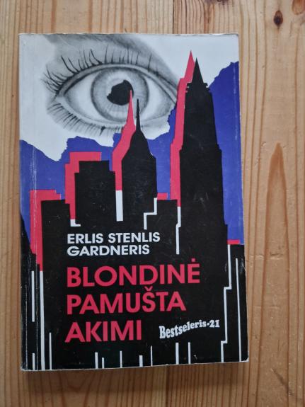 Blondinė pamušta akimi