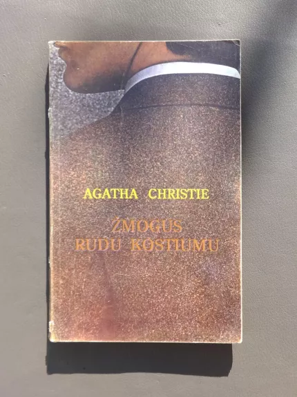 Žmogus rudu kostiumu