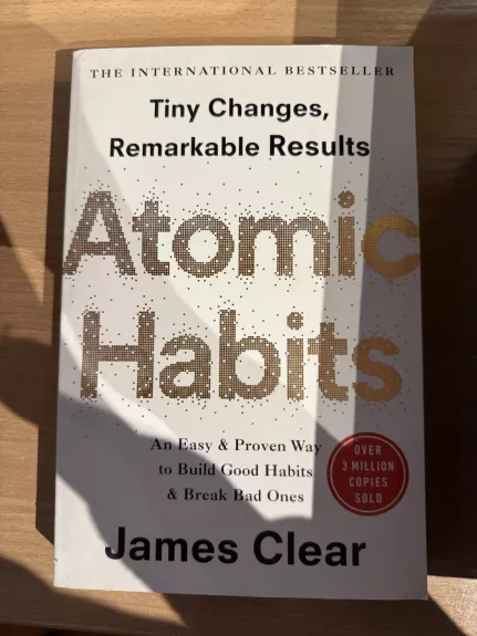 Atomic Habits - James Clear, knyga