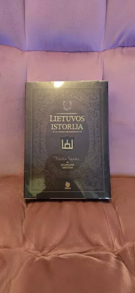 LIETUVOS ISTORIJA: kolekcinis A. Šapokos knygos leidimas spec. auksuotoje dėžutėje + 4 žemėlapiai, istorinės vėliavos, mūsų valdovų portretai, „Žalgirio mūšio“ reprodukcija, Nepriklausomybės akto kopija ir unikali 2 m Lietuvos istorijos laiko juosta