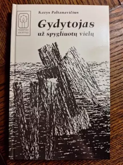 Gydytojas už spygliuotų vielų