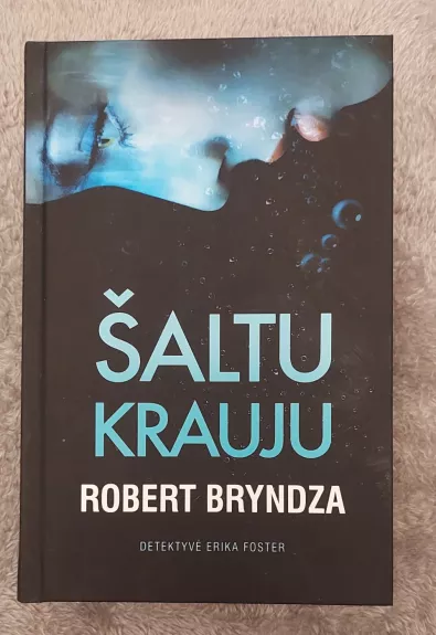 Šaltu krauju - Robert Bryndza, knyga 1