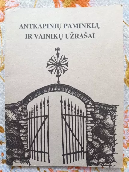 Antkapinių paminklų ir vainikų užrašai