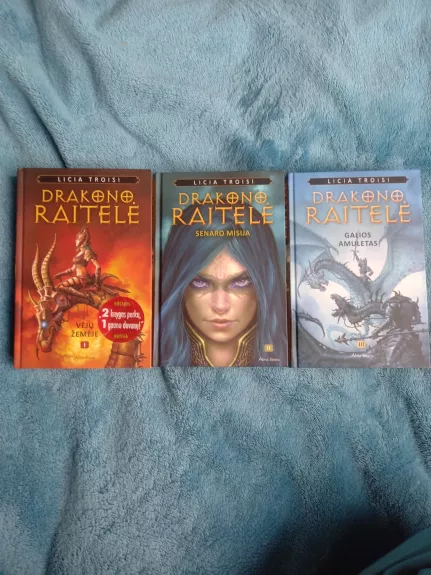 Drakono raitelė (3 knygos): Vėjų žemėje. Senaro  misija. Galio amuletas - Licia Troisi, knyga 1