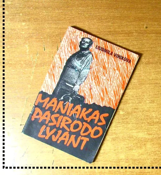 Maniakas pasirodo lyjant