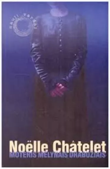 Moteris mėlynais drabužiais