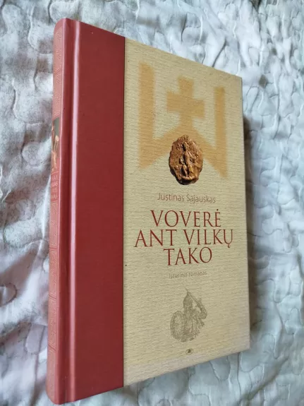 Voverė ant vilkų tako