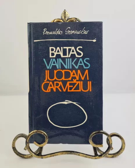 Baltas vainikas juodam garvežiui