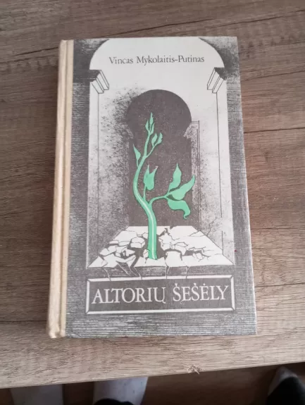 Altorių šešėly - Vincas Mykolaitis-Putinas, knyga