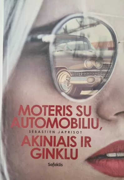 Moteris su automobiliu, akiniais ir ginklu