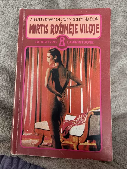 Mirtis rožinėje viloje