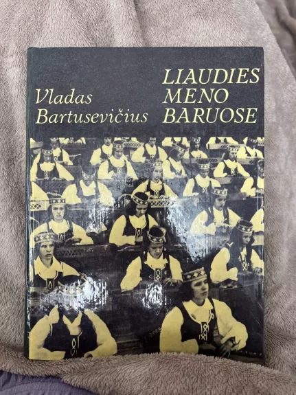 Liaudies meno baruose.