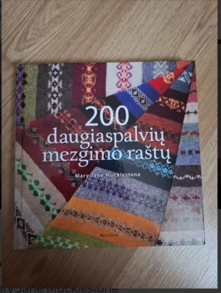 200 daugiaspalvių mezgimo raštų