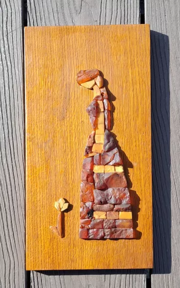 PAVEIKSLAS SU GINTARAIS