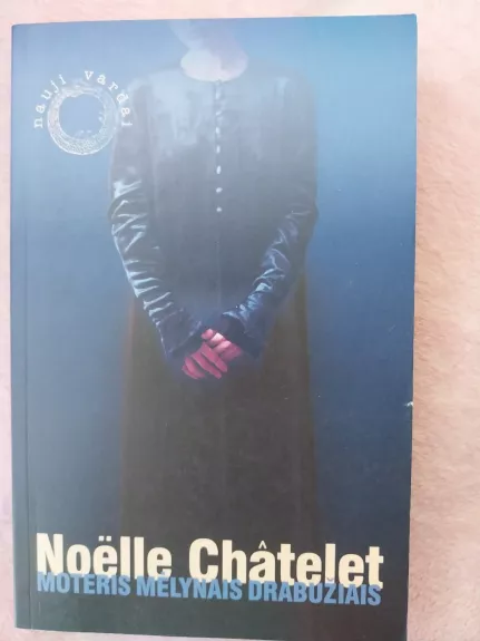 Moteris mėlynais drabužiais