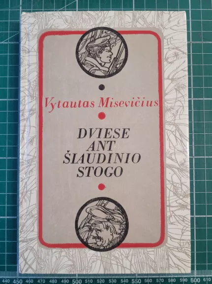 Dviese ant šiaudinio stogo