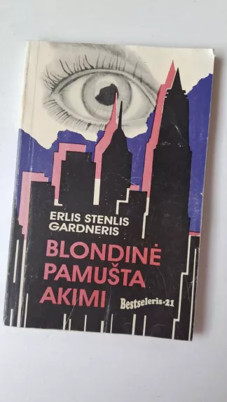 Blondinė pamušta akimi