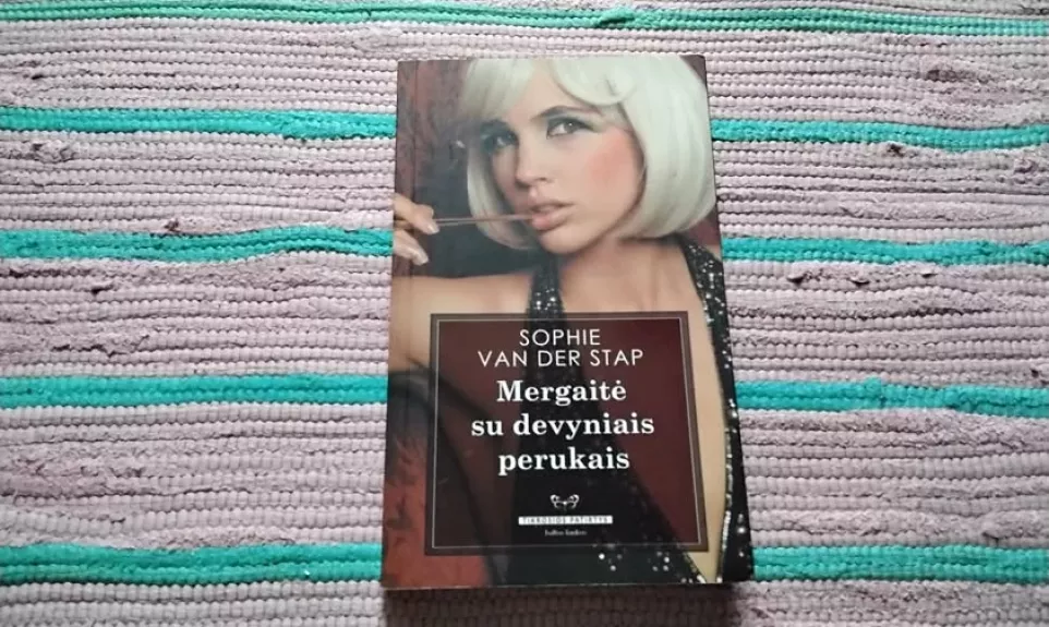 Mergaitė su devyniais perukais