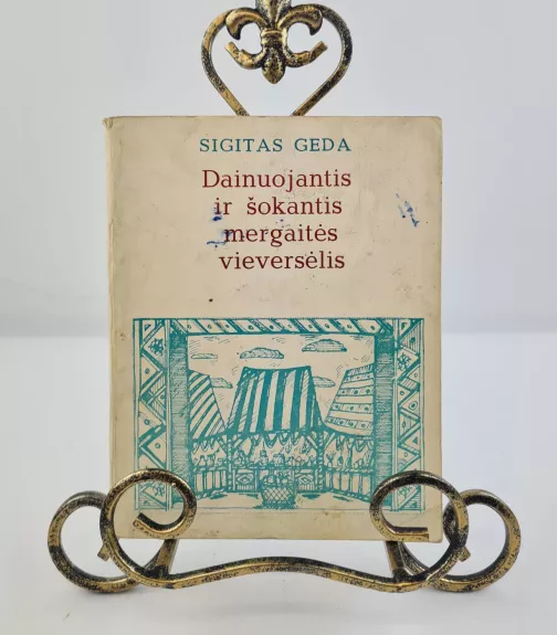 Dainuojantis ir šokantis mergaitės vieversėlis