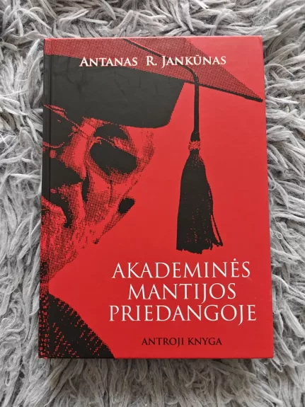 Akademinės mantijos priedangoje