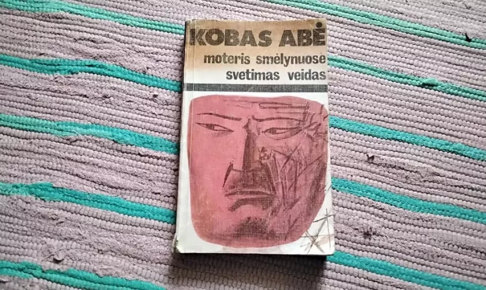 Moteris smelynuose svetimas veidas