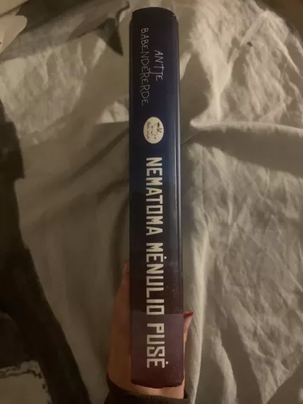 Nematoma mėnulio pusė