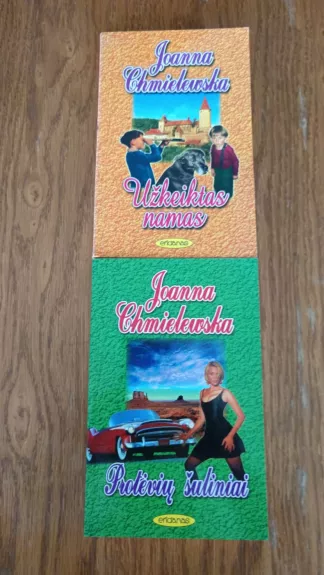 2 saunus detektyvai. Uzkeiktas namas. Proteviu suliniai.