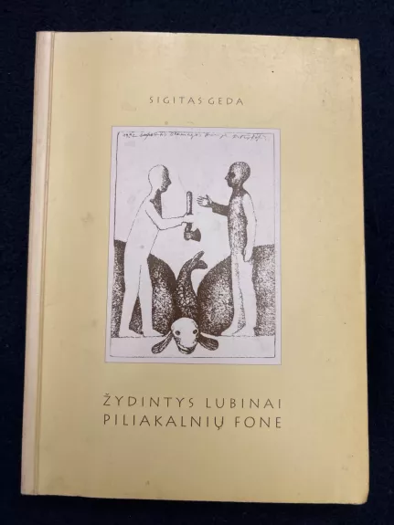 Žydintys lubinai piliakalnių fone