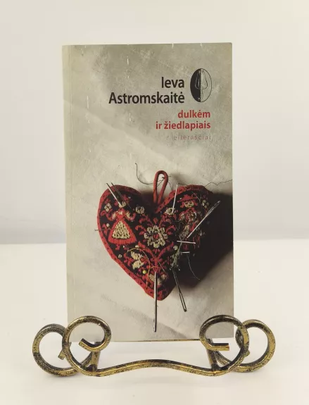 Dulkėm ir žiedlapiais