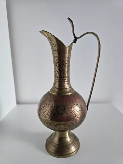 Indiškas metalinis ąsotėlis