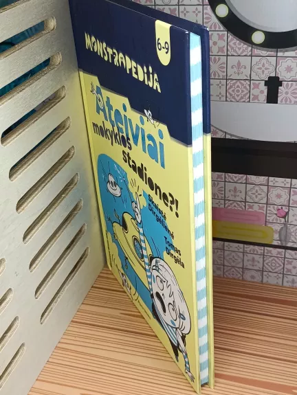 Mostropedija. Ateiviai mokyklos stadione?