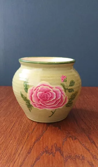 Vazelė 10,5cm aukščio.