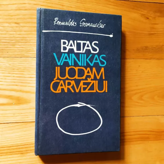 Baltas vainikas juodam garvežiui