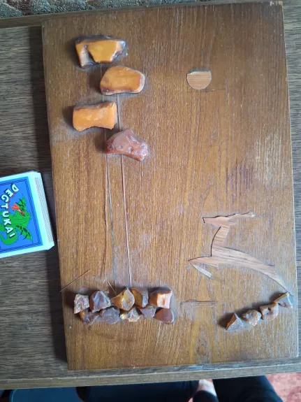 Paveikslėlis su gintarais