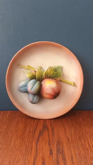 Dekoratyvinė pakabinama keraminė lėkštė su vaisiais
