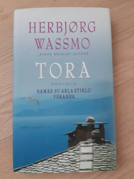 Tora. Namas su akla stiklo veranda
