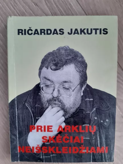 Prie arklių skėčiai neišskleidžiami