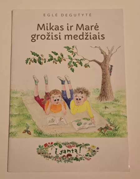 Mikas ir Marė grožisi medžiais
