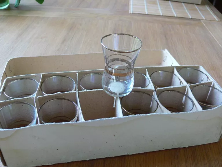 12 Vienodų stikliukų / taurelių