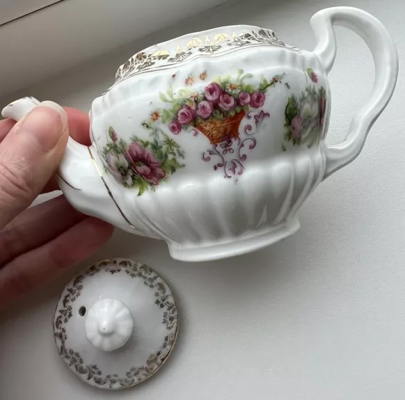 Puoštas gėlėmis kavinukas.