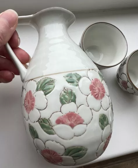 Ąsotėlis su puodeliais.