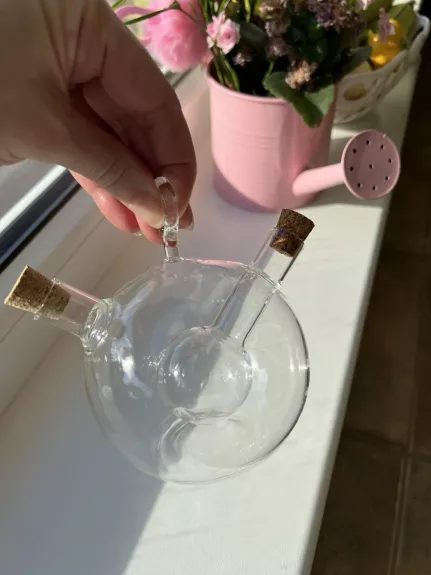 Stiklo indas pagardams laikyti.