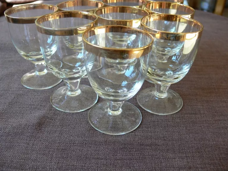 Devynios taurelės ant kojelės su auksiniu apvadėliu