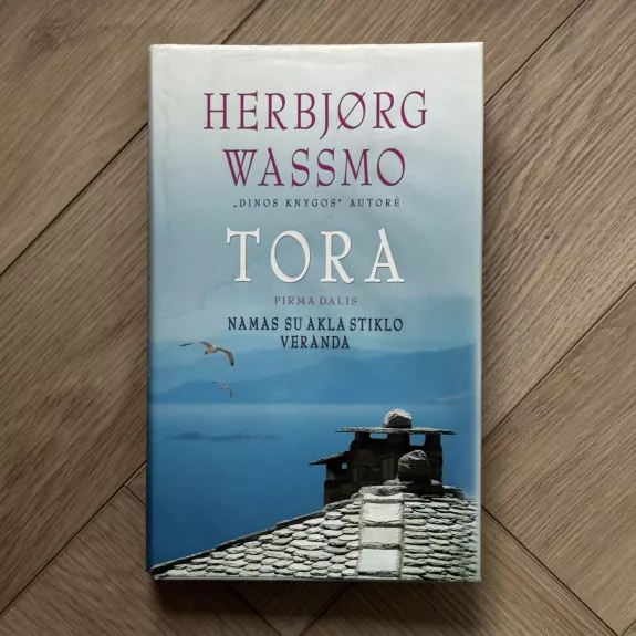 Tora. Namas su akla stiklo veranda